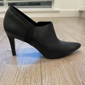 Size 8.5 Calvin Klein heeled ankle booties
